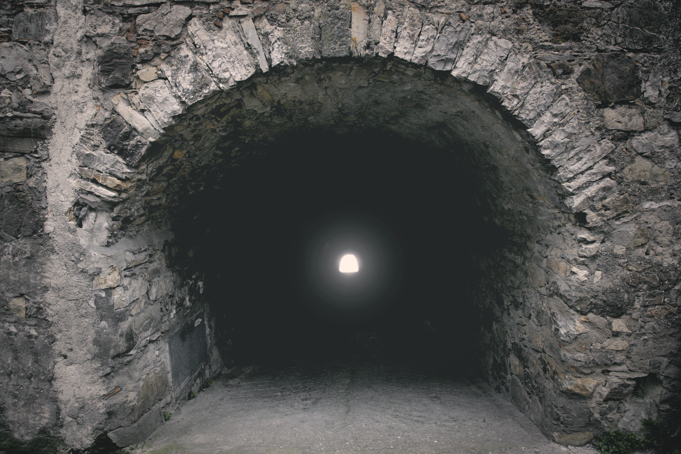 В конце тоннеля свет песня. В конце туннеля яркий свет. Запертые ворота в конце тоннеля арт.